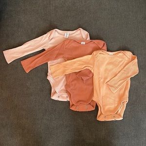 Grow with Me Nordstrom Brand Long Sleeved Onsies. Set of 3. Size 3-6mos.